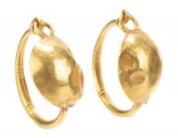 Small Roman Disc/Shield Earrings in High Karat Yellow Gold, 1st Century B.C to 1st Century A.D.