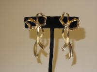 Lady's 14K Yellow Gold Bow Earrings from Tiffany & Co. and Paloma Picasso, 1985, Very Scarce and Popular