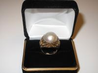 Lady's Exceptionally Well Designed, Vintage, 18K Yellow Gold Mabe Pearl Ring