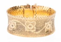 Ladies Heavy, 18K Yellow Gold Flat Link Bracelet from Italy with Hand Etched Foliate Designs