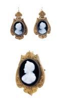 Antique Victorian Ensemble in 14K Yellow Gold and Carved Sardonyx Cameos. Matching Pendant and Earrings In Excellent Condition