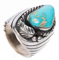 Ladies or Men's Superior Native American Sterling Silver and Turquoise Ring. 
Outstanding Design Superb Sky Blue Turquoise