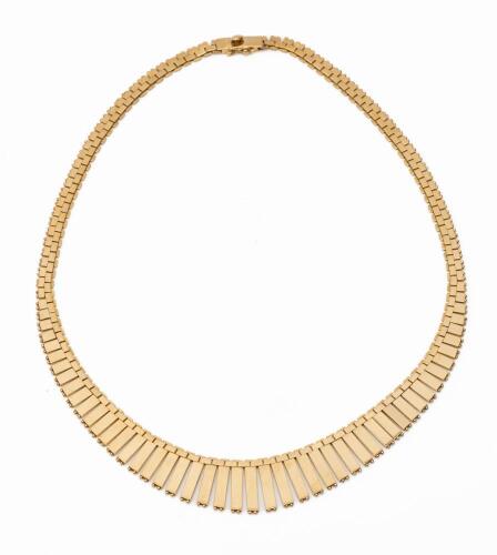 Ladies Beautiful 18K Yellow Gold Graduated Flat Link Necklace in Superior Condition.