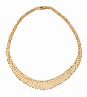 Ladies Beautiful 18K Yellow Gold Graduated Flat Link Necklace in Superior Condition.