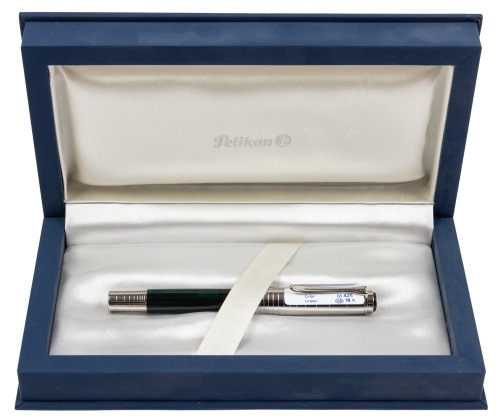 Pelikan M425 Green Fountain Pen Oblique Broad 18K Nib